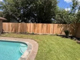New cedar fence around a Fulshear backyard with a pool